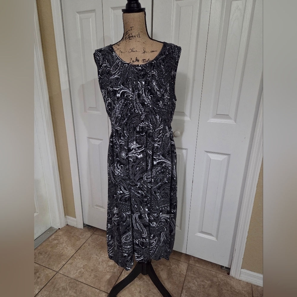 Croft & Barrow Black and White Print Smocked Sleeveless Midi Dress